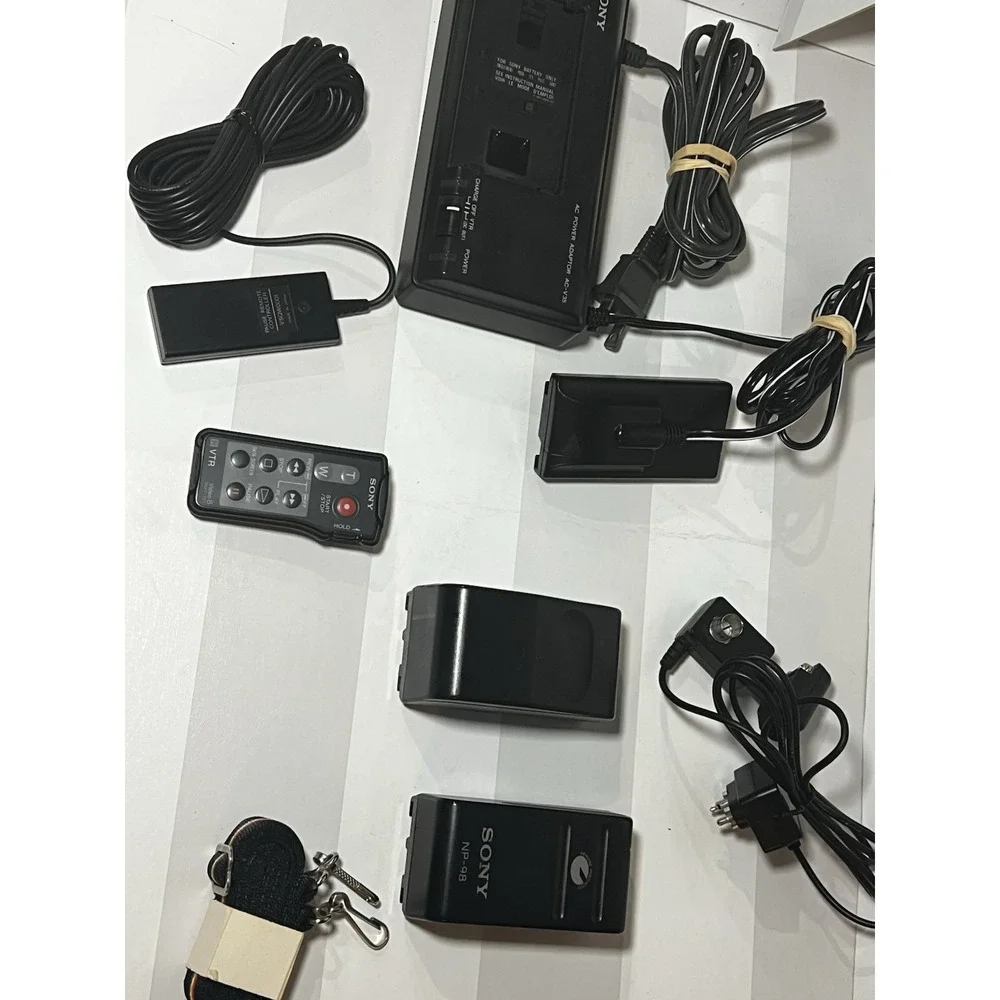 Sony Handycam CCD-TR71 Video 8 Camcorder Camera w Bag FOR PARTS OR REPAIR ONLY